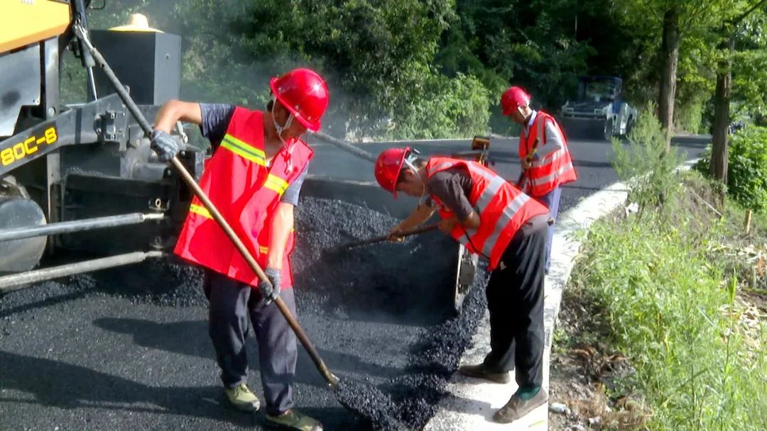 渠县公路人战高温保畅通 守护群众出行安全