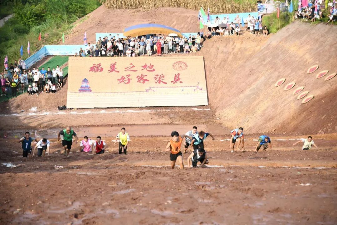 泥浆飞溅乐趣多 爬梯田运动会燃爆乡村