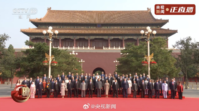 习近平同出席纪念大会的各国嘉宾合影留念