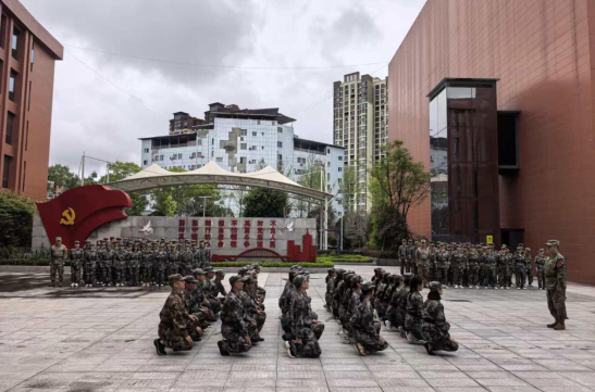 操场砺兵铸党魂——渠县2025年乡科级领导干部进修班与中青班开展军训淬炼
