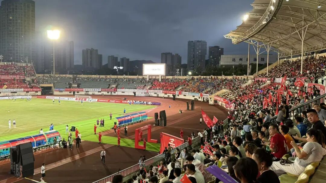 渠县啦啦队亮相川超赛场为达州川汉子队助威