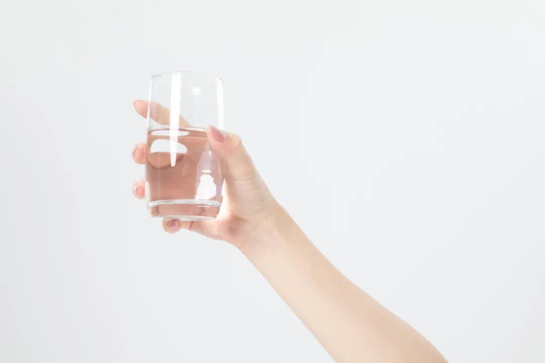 多喝水就能防秋燥……是真是假？｜谣言终结站