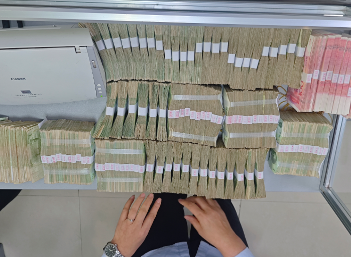 两小时与万张残币的“赛跑”：农行渠县支行用服务温度守护商户“血汗钱”
