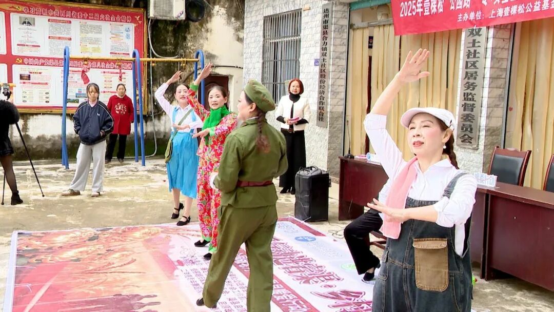 网络中国节·重阳丨双土社区重阳坝坝宴让老人乐开怀