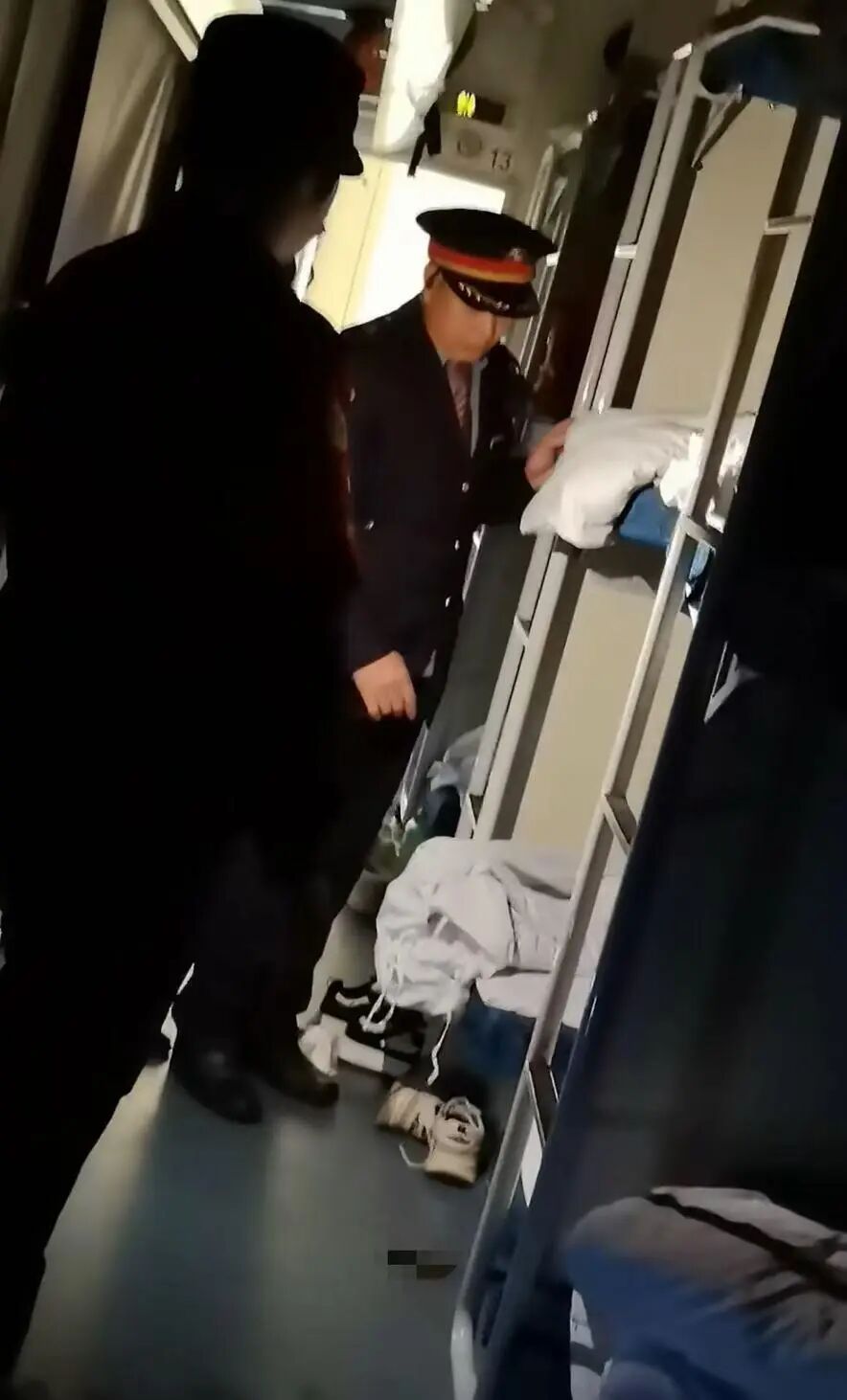 男子在火车车厢排便，铁路部门通报