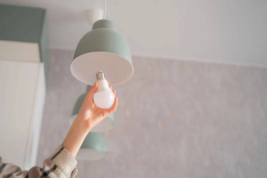 “上门换了俩灯泡，就要收费240元？”