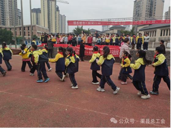 县总工会开展职工（农民工）子女关爱慰问活动