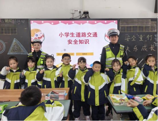 渠县五小“家长微课堂”开讲 家校共育点亮童心