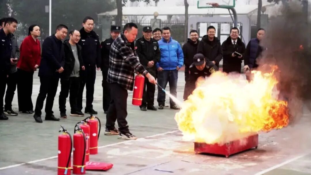县人民法院开展2025年冬季消防安全培训演练