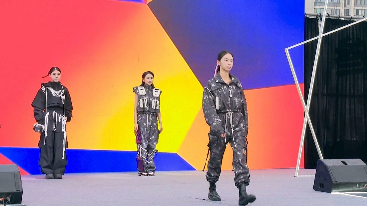 渠县组团亮相第十二届秦巴商品交易会 轻纺智造与非遗特产“圈粉”客商