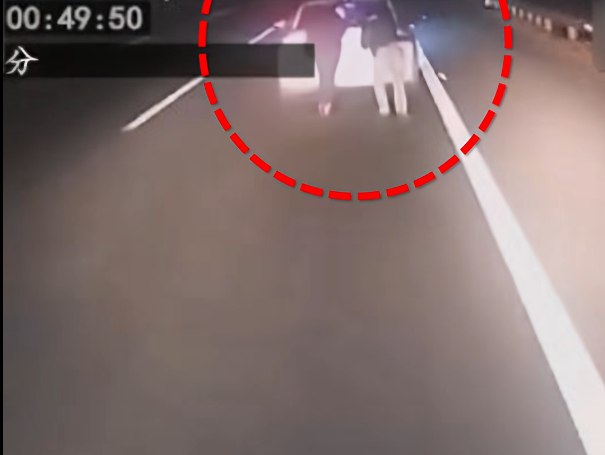 一新能源汽车高速上电量耗尽，2人慢车道上推车被撞身亡