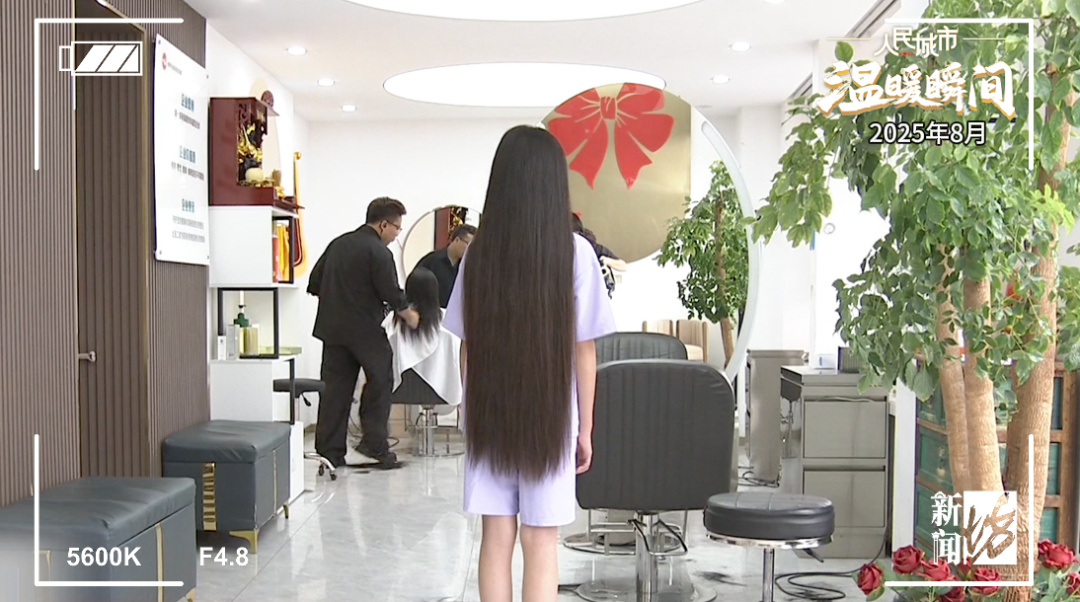 13岁女孩长发及腰，突然一刀剪断！