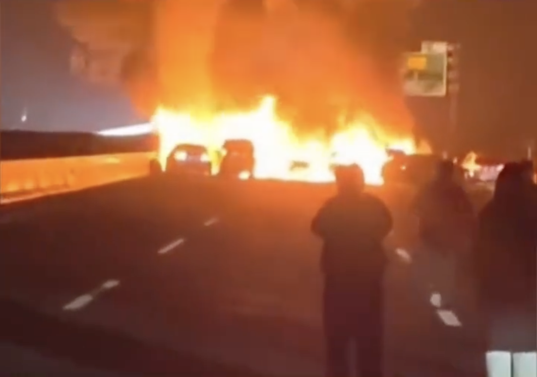 装载烟花爆竹货车侧翻，致3车追尾8车被引燃，湖南警方通报