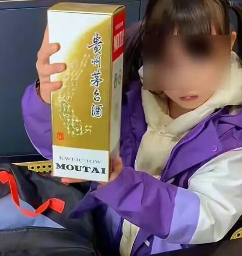 公安部网安局：周某（男，32岁，无业）摆拍造谣“女儿花50元淘到名酒”，被处罚