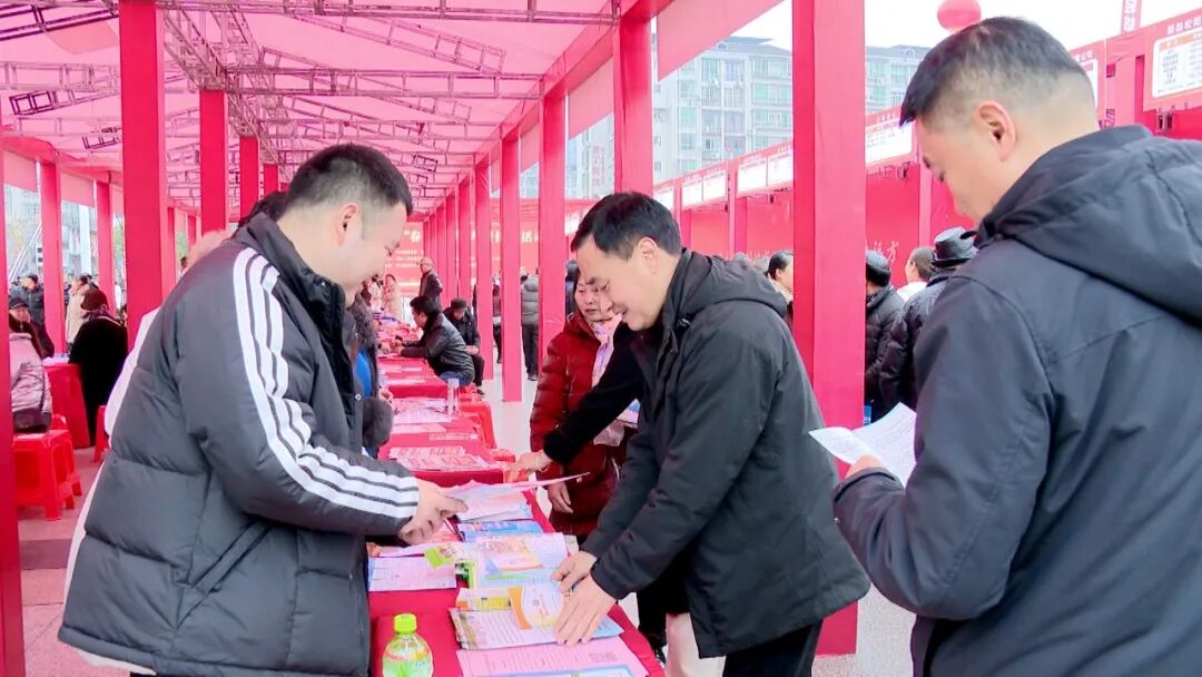 “轻纺进万家·穿在渠县”暨2026年“春风行动”大型招聘活动举行