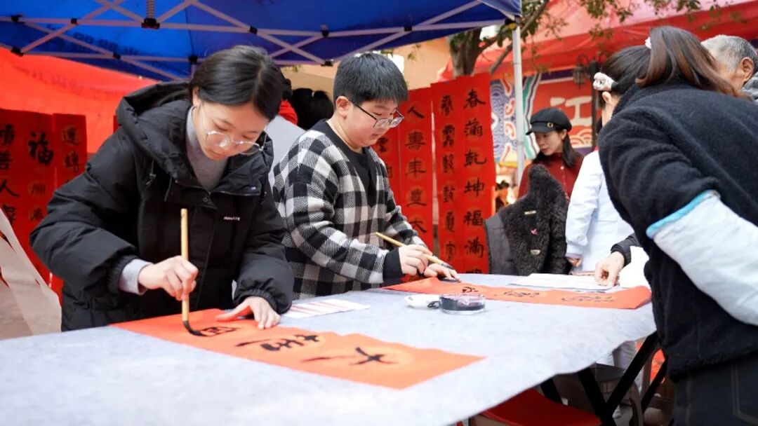 【福满宕渠中国年】墨香送福迎新春  “光明”护眼暖人心