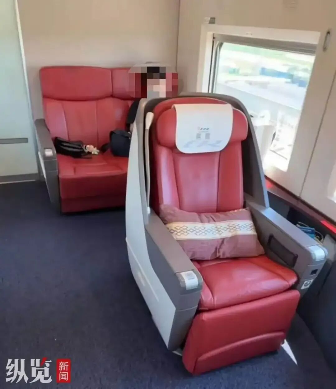 网友热议高铁“低人一等座”（椅背不可调，双人座中间无隔开扶手），12306回应