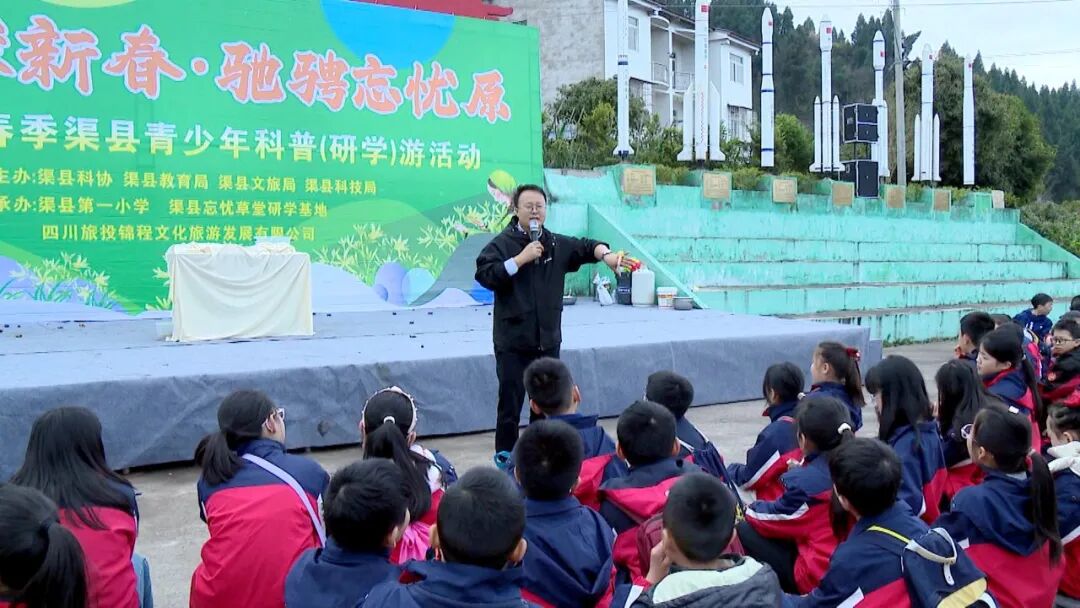 新闻侧记：边行边学 点燃青少年科学热情