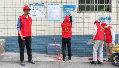渠县土溪镇初级中学开展“学习雷锋”志愿清扫活动 用行动践行雷锋精神