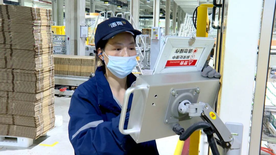 聚焦两会 |【委员风采】吴贤红：让乡亲们在“家门口”捧上“金饭碗”