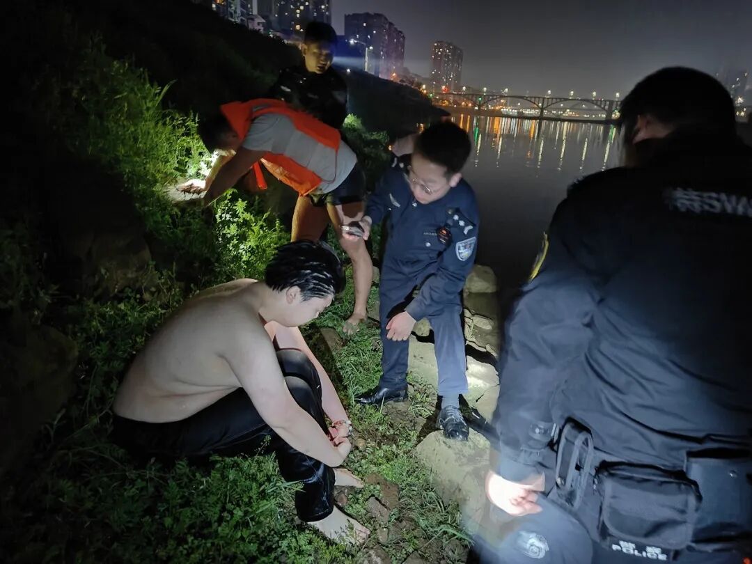 渠县救援队员姜毅轩深夜跳江勇救落水者