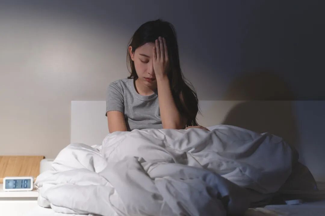 “半夜醒来不要看时间”上热搜！网友：第二天大概率同一时间醒来……