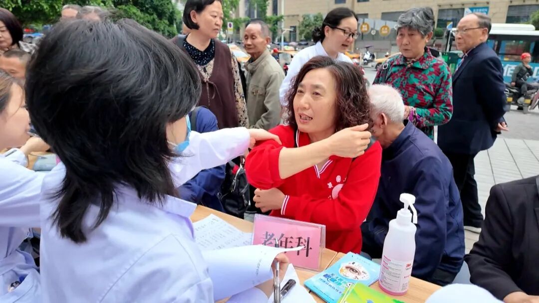 渠县：健康义诊进家门 暖心服务“零距离”