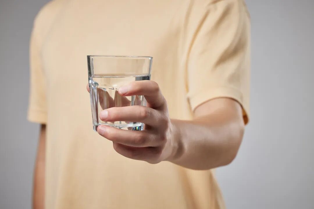 “多喝水”真的有用！最新研究显示：多喝水有助于减肥、治疗肾结石……