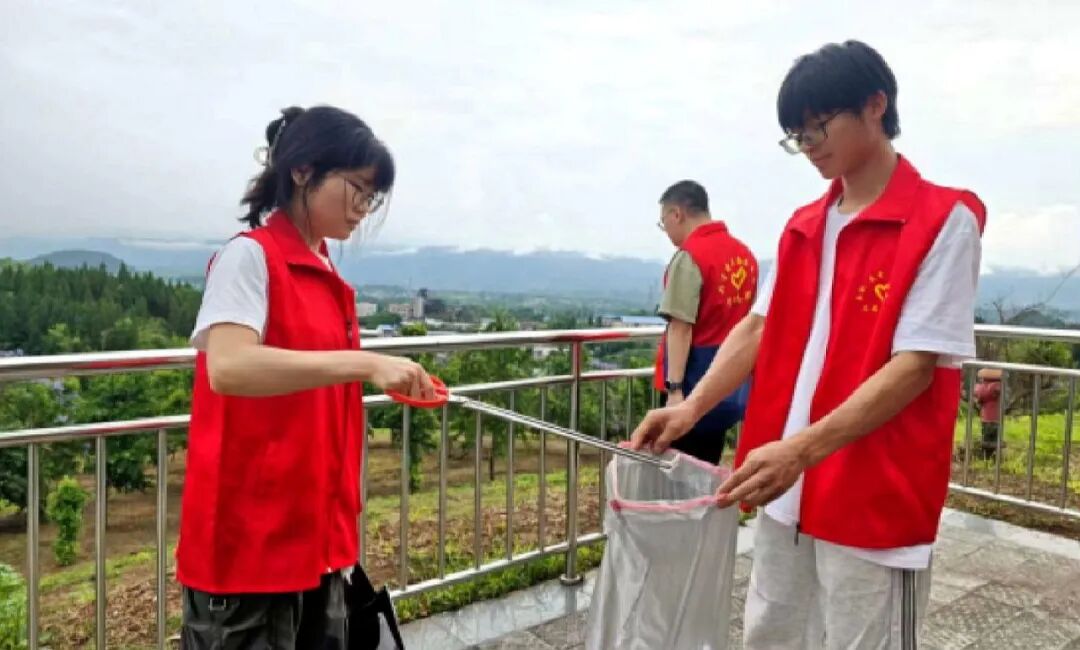 团县委开展“青春护绿·文明先行”志愿服务活动