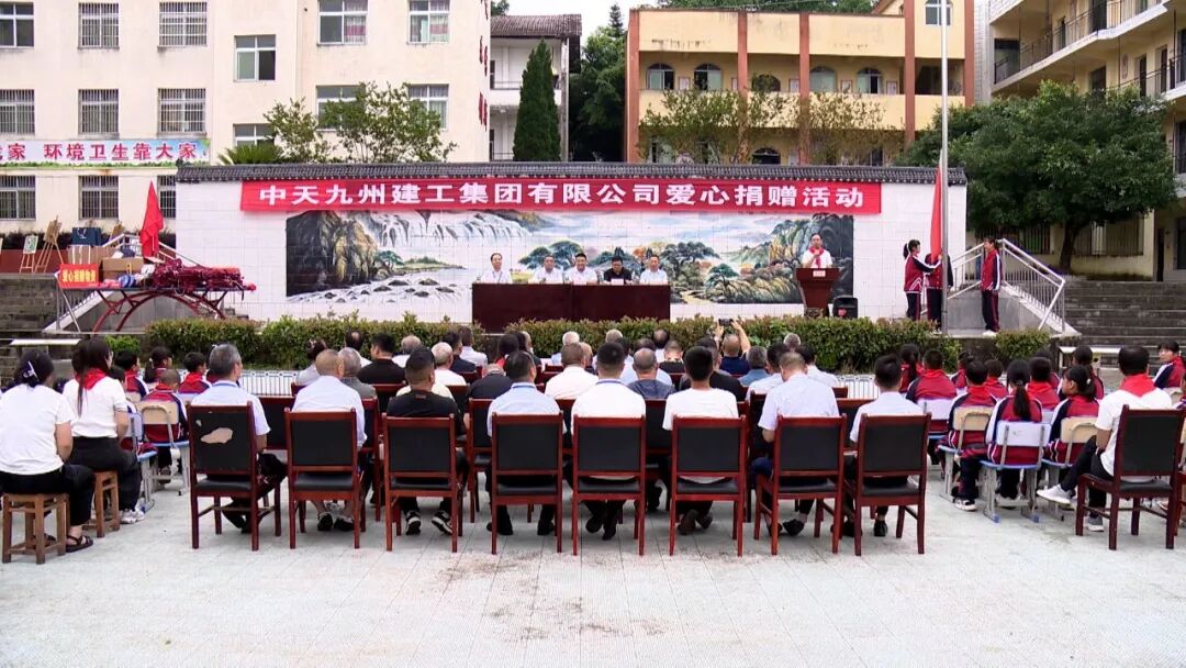 李渡二小：温情相伴庆六一 爱心捐赠进校园