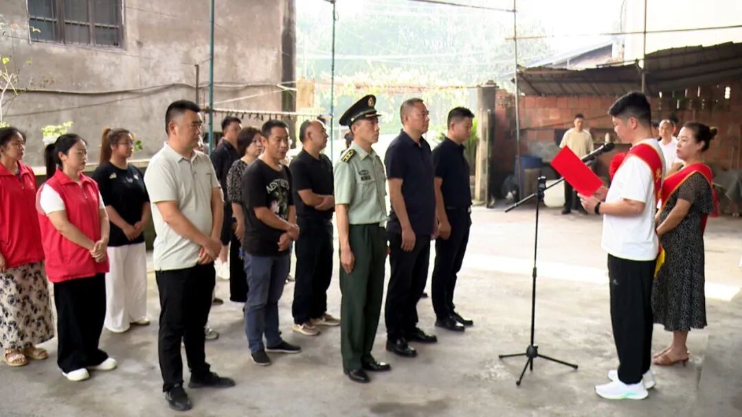 渠县为见义勇为现役军人家庭悬挂“光荣之家”牌匾