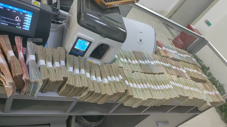 零钱藏烟火 初心暖民心 ——农行渠县城郊支行三小时清点四万残钞，用温情守护市井民生
