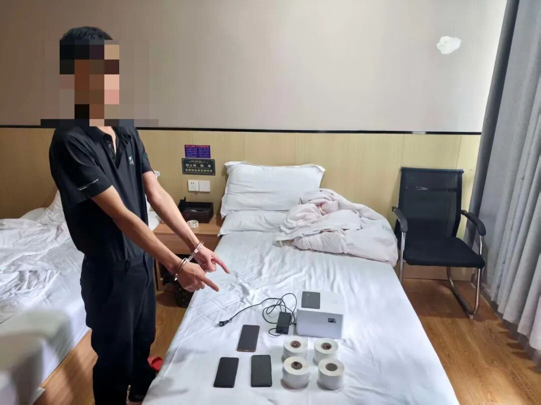 【百日攻坚行动】深夜贴“小黄卡”？2人被抓！