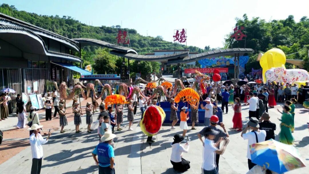 渠县：泼水狂欢 解锁夏日清凉新体验