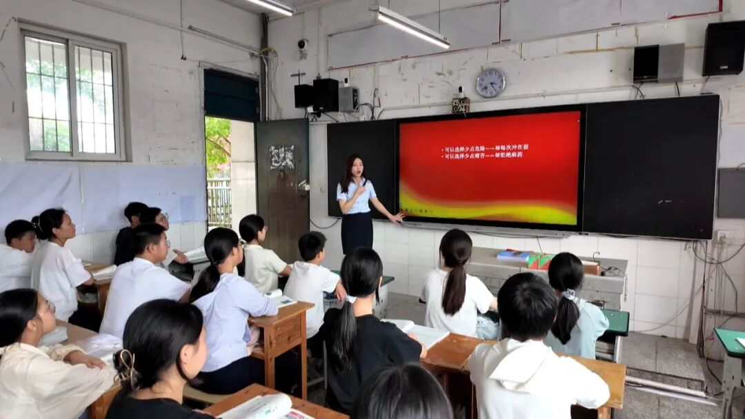 渠县优秀共产党员 胡荣梅：三尺讲台写初心 红心铸魂育新人