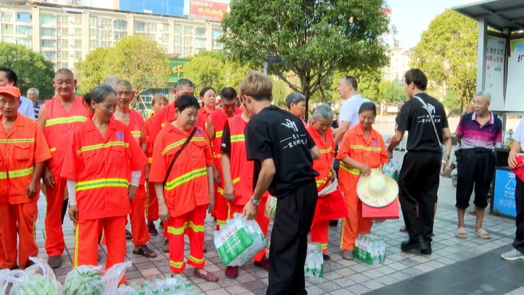 渠县：爱心义剪送清凉 致敬高温坚守者