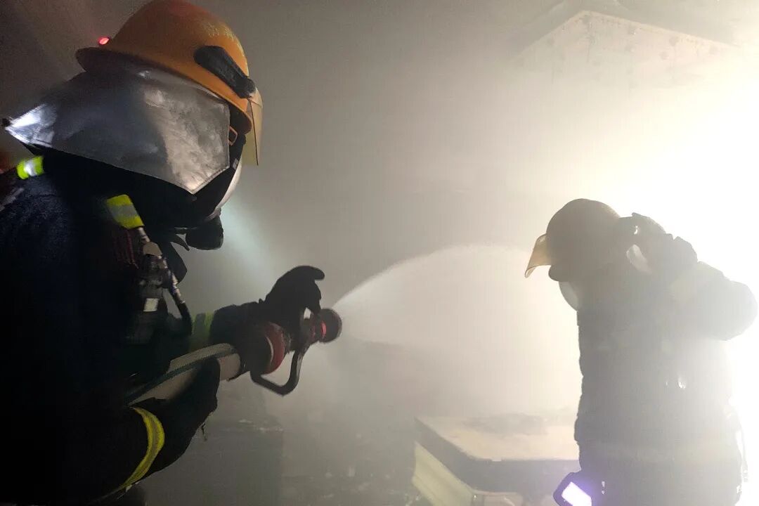手机充电器未拔，客厅被烧光！多地居民留言：我家也一样
