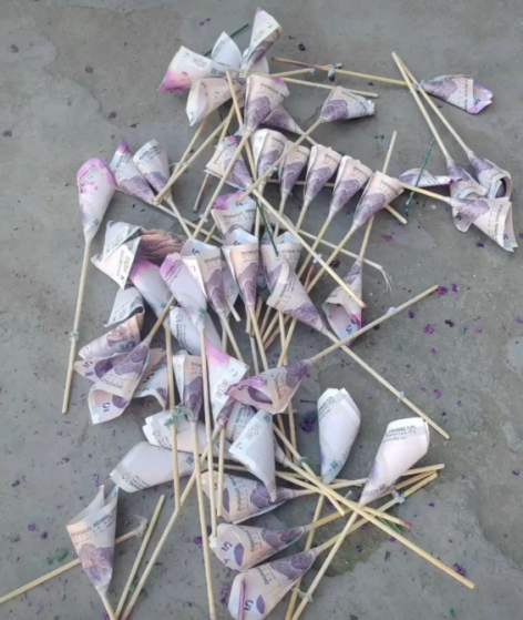 女子在垃圾桶里捡到72张5元纸币，有折叠有染色，疑似被做成花束，耗时一个半小时拆开，这钱能花吗？律师解读