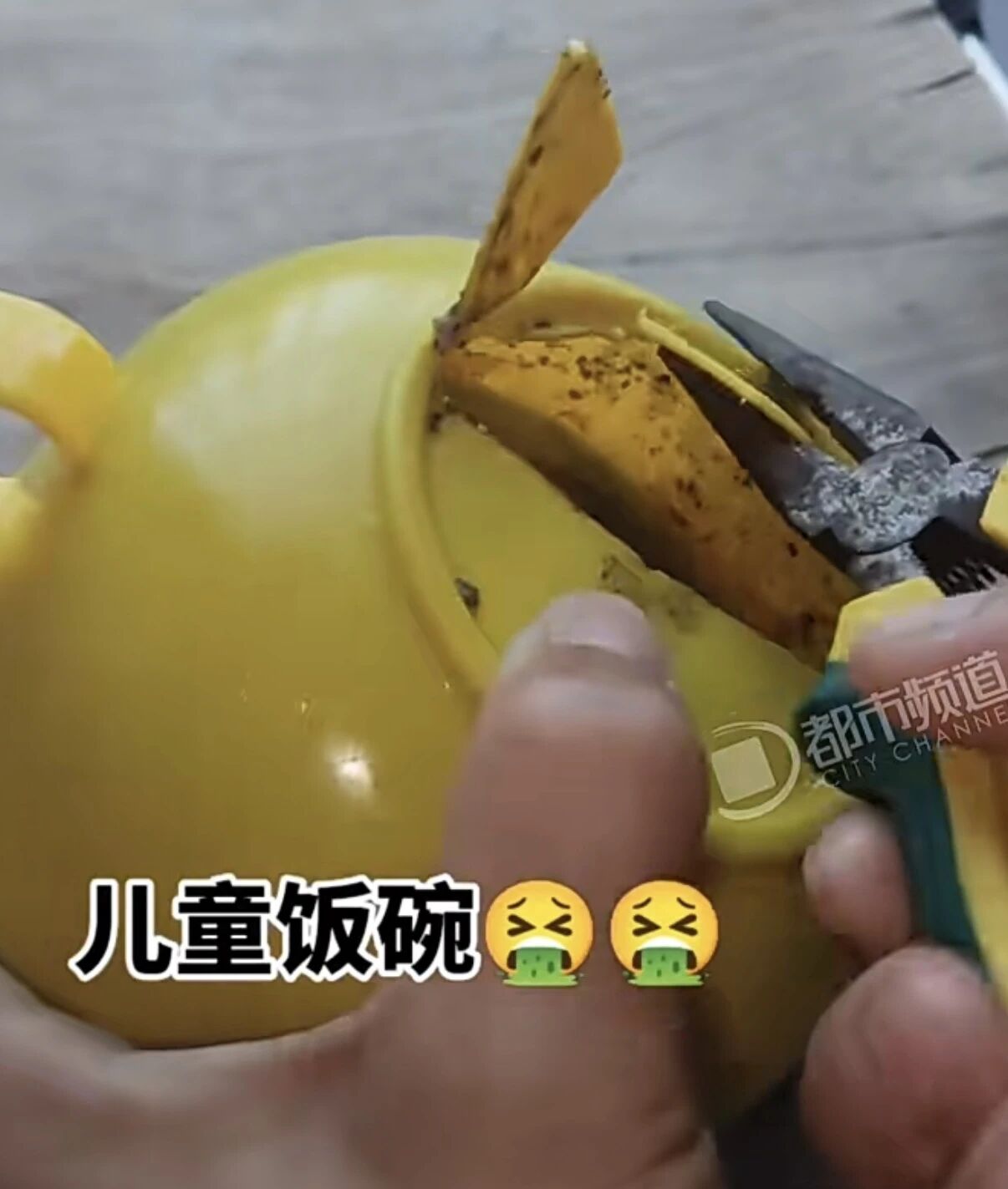 瞬间头皮发麻！妈妈偶然摔坏孩子的宝宝碗，里面竟满是霉菌，水都是臭的……